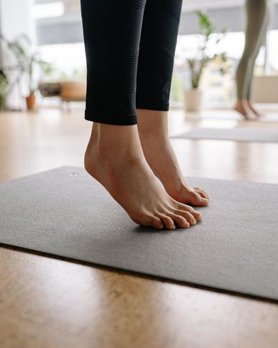 Close-up on a person's feet on a yoga mat, showing stability.